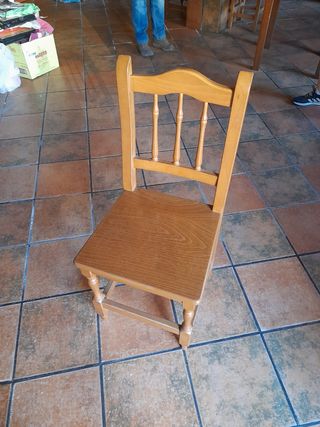 Se venden 10 mesas y  40 sillas.