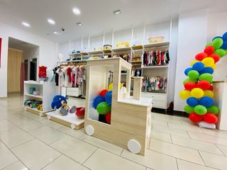 Mueble tienda ropa niño