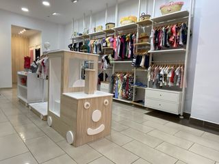 Mueble tienda ropa niño