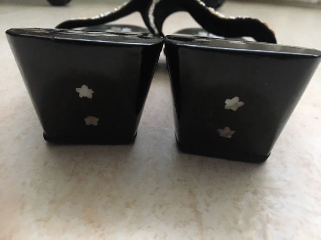 Chanclas de madera con incrustaciones de Nacar