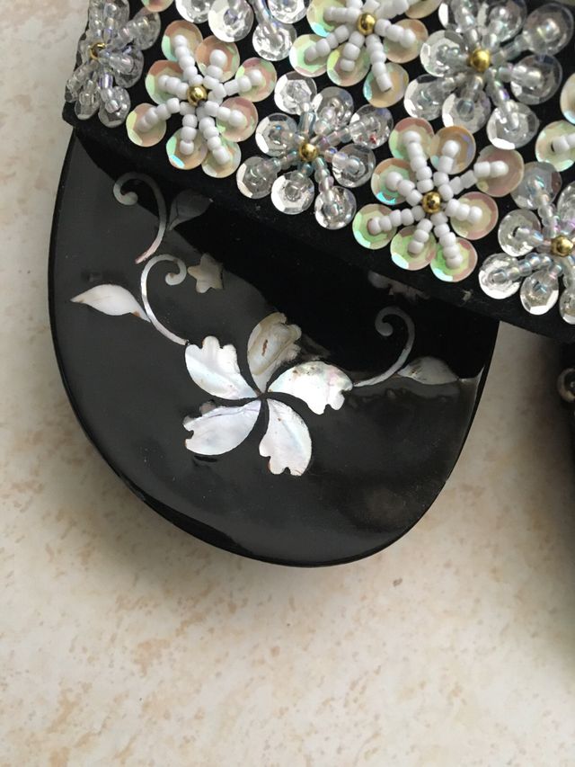 Chanclas de madera con incrustaciones de Nacar