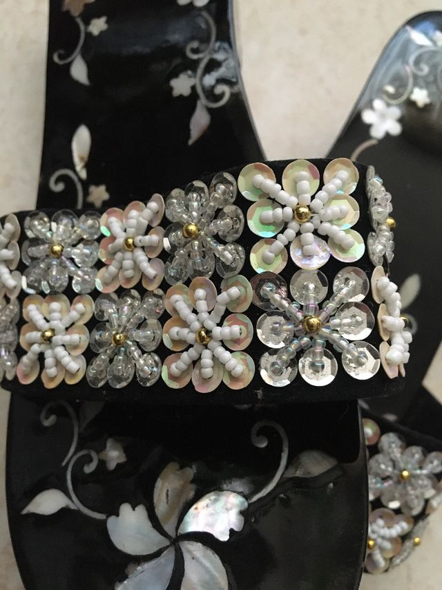 Chanclas de madera con incrustaciones de Nacar