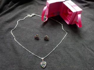 Conjunto de cadena con colgante + pendientes