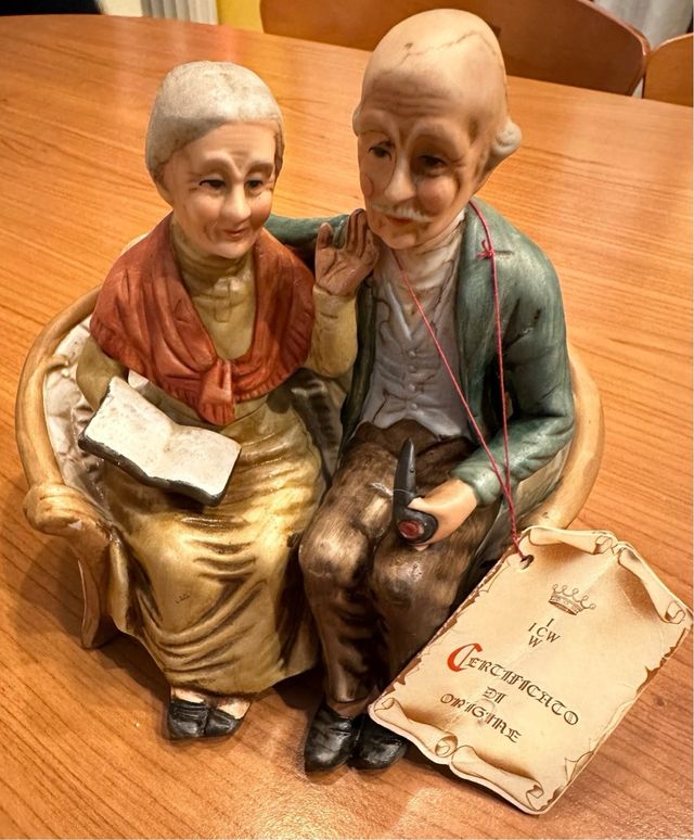 Statuetta porcellana Capodimonte coppia nonni