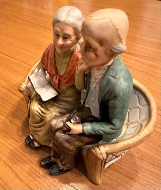 Statuetta porcellana Capodimonte coppia nonni