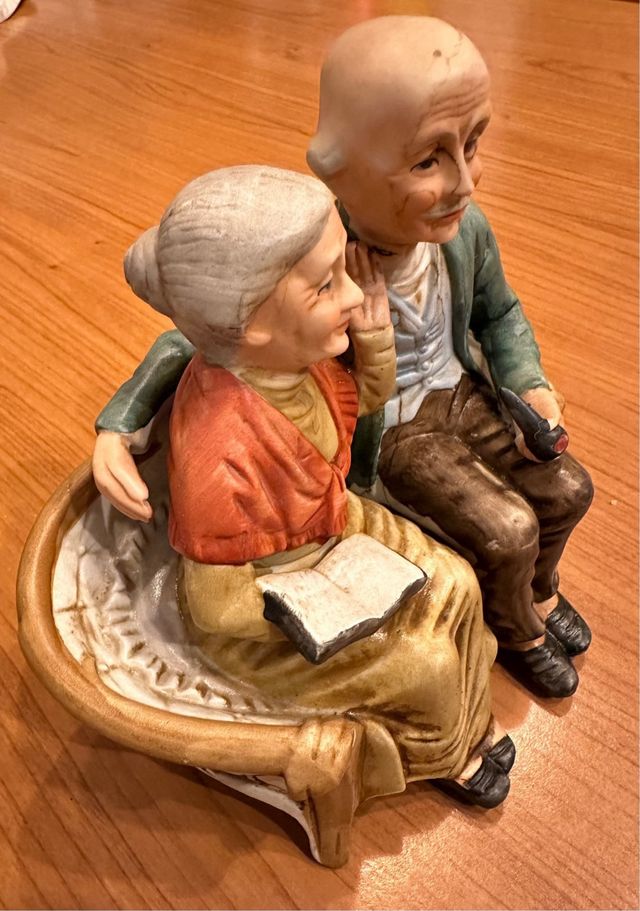 Statuetta porcellana Capodimonte coppia nonni