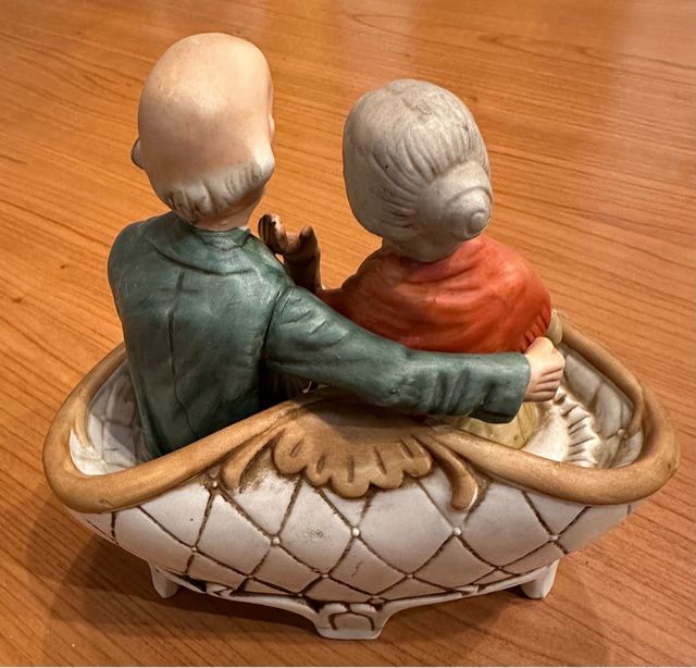 Statuetta porcellana Capodimonte coppia nonni