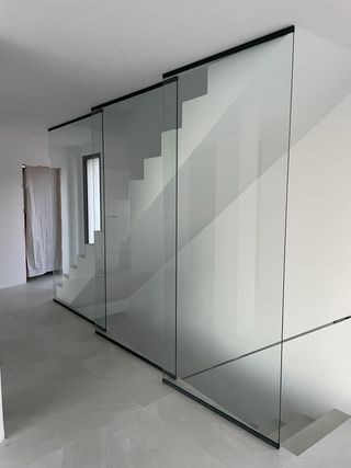 Cerramiento de escalera con vidrio laminar