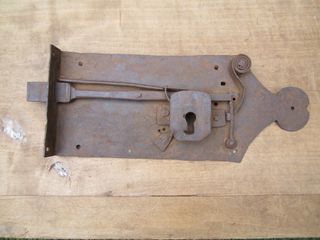 Cerradura antigua con pestillo, s. XIX .