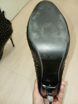 Botines tacón aguja negros tachuelas