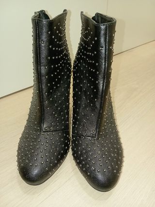 Botines tacón aguja negros tachuelas