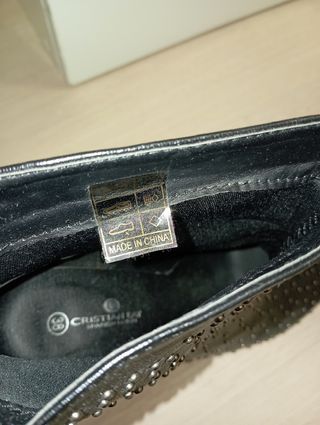 Botines tacón aguja negros tachuelas