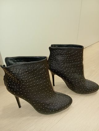 Botines tacón aguja negros tachuelas