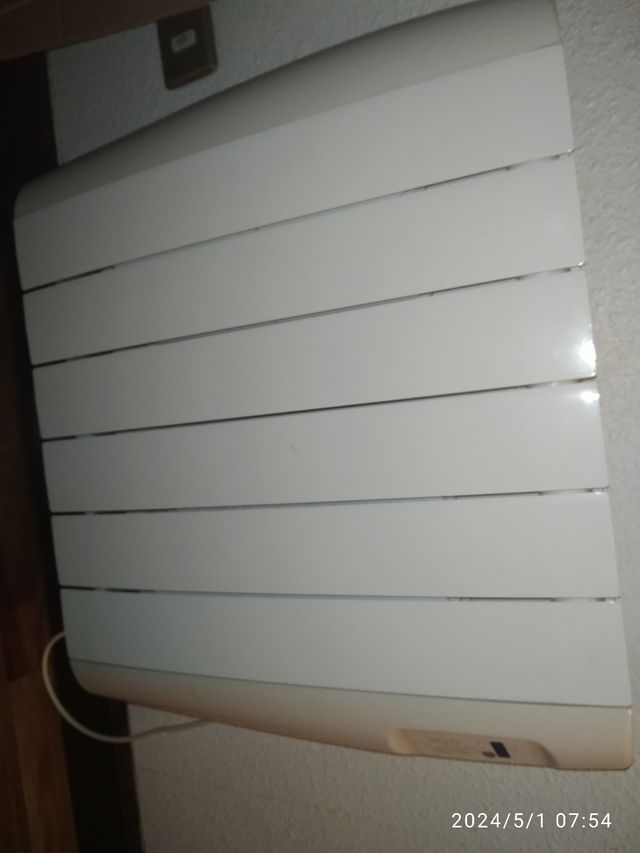 Radiador elecrico 750 w con soporte de pared