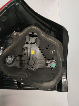 PILOTO TRASERO DERECHO TOYOTA COROLLA 5P