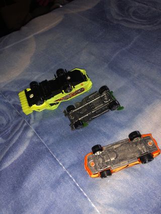 3 Hot Wheels