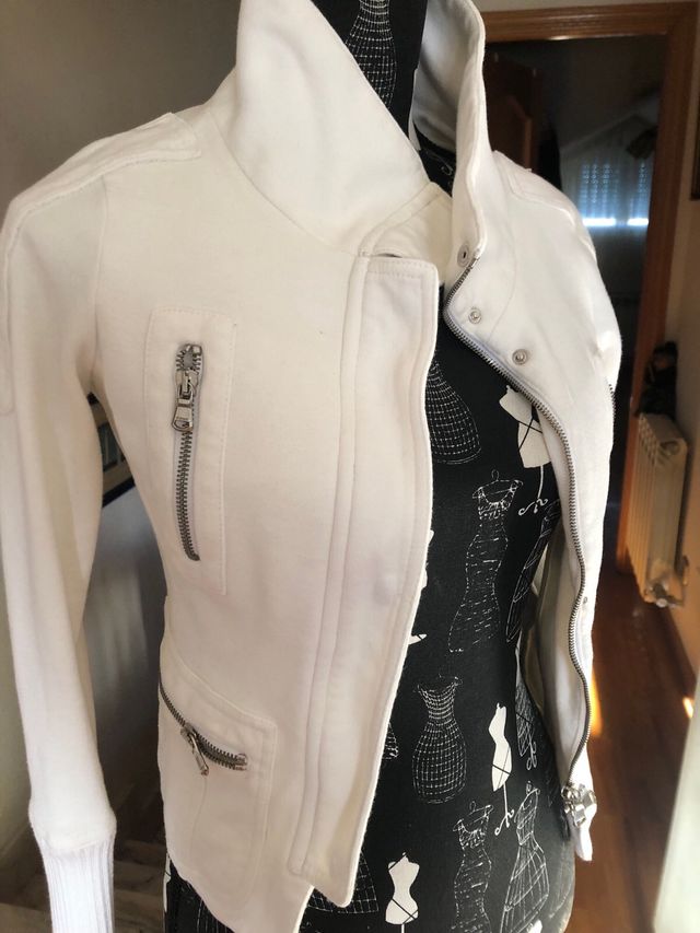Cazadora blanca marca Pinko