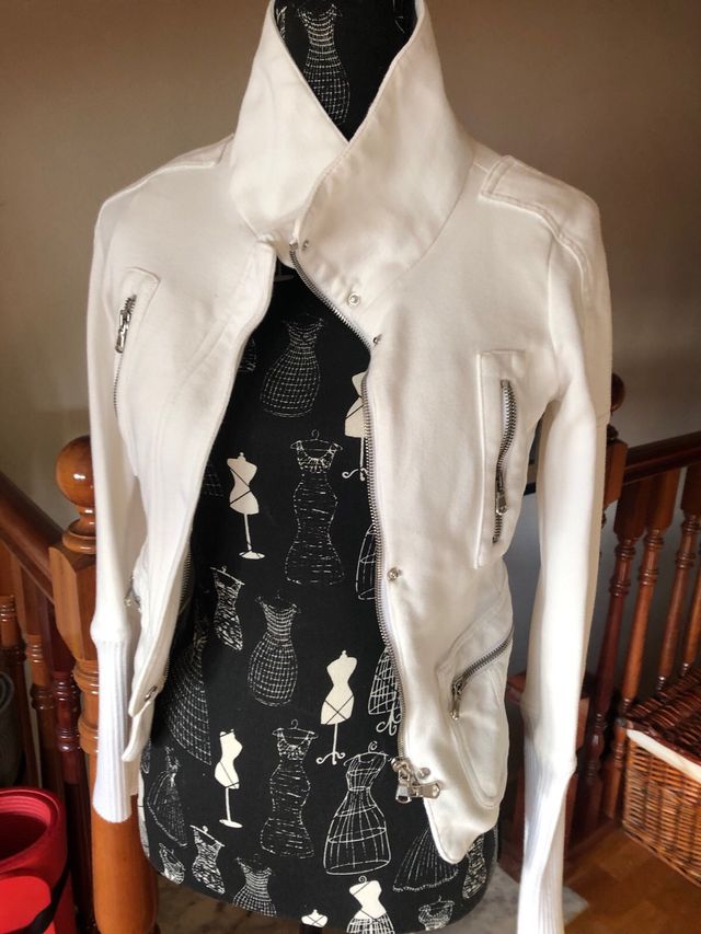 Cazadora blanca marca Pinko