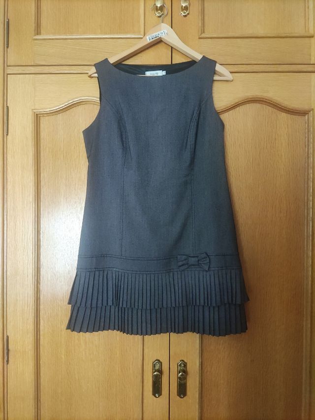 Vestido gris. elegante
