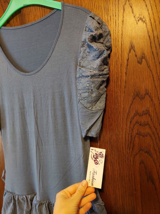 Miniabito azzurro con gonna a balze