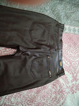 Pantalón polipiel marrón