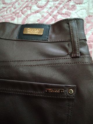 Pantalón polipiel marrón