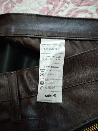 Pantalón polipiel marrón
