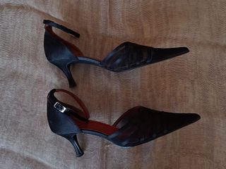 Zapatos menbur raso negro tacón medio fino