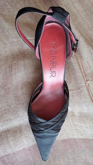 Zapatos menbur raso negro tacón medio fino