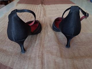 Zapatos menbur raso negro tacón medio fino