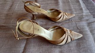Zapatos menbur raso dorado tacón medio fino