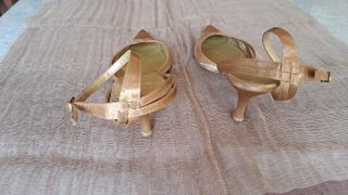 Zapatos menbur raso dorado tacón medio fino