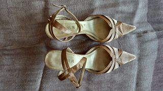 Zapatos menbur raso dorado tacón medio fino
