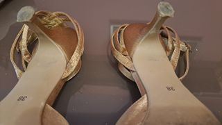 Zapatos menbur raso dorado tacón medio fino