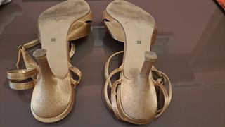 Zapatos menbur raso dorado tacón medio fino