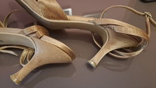 Zapatos menbur raso dorado tacón medio fino