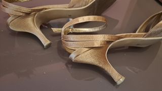 Zapatos menbur raso dorado tacón medio fino