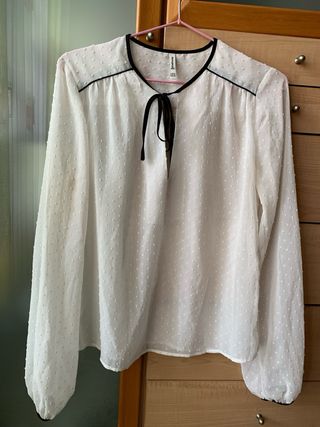 Blusa blanca topitos, Stradivarius, Talla M