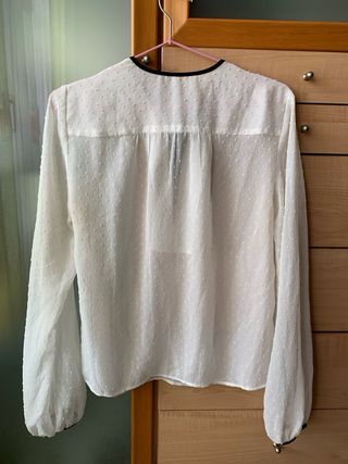 Blusa blanca topitos, Stradivarius, Talla M
