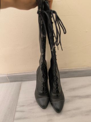 Botas altas piel 38 acordonadas negras tacón
