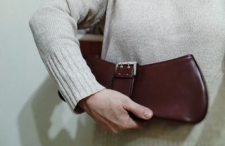 Bolso sobre piel marrón oscuro