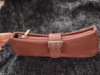 Bolso sobre piel marrón oscuro