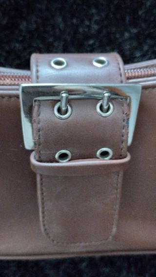 Bolso sobre piel marrón oscuro