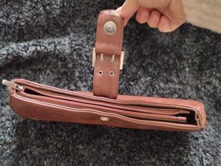 Bolso sobre piel marrón oscuro