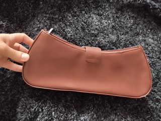 Bolso sobre piel marrón oscuro