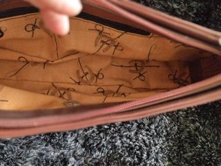 Bolso sobre piel marrón oscuro