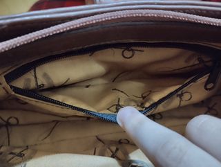 Bolso sobre piel marrón oscuro