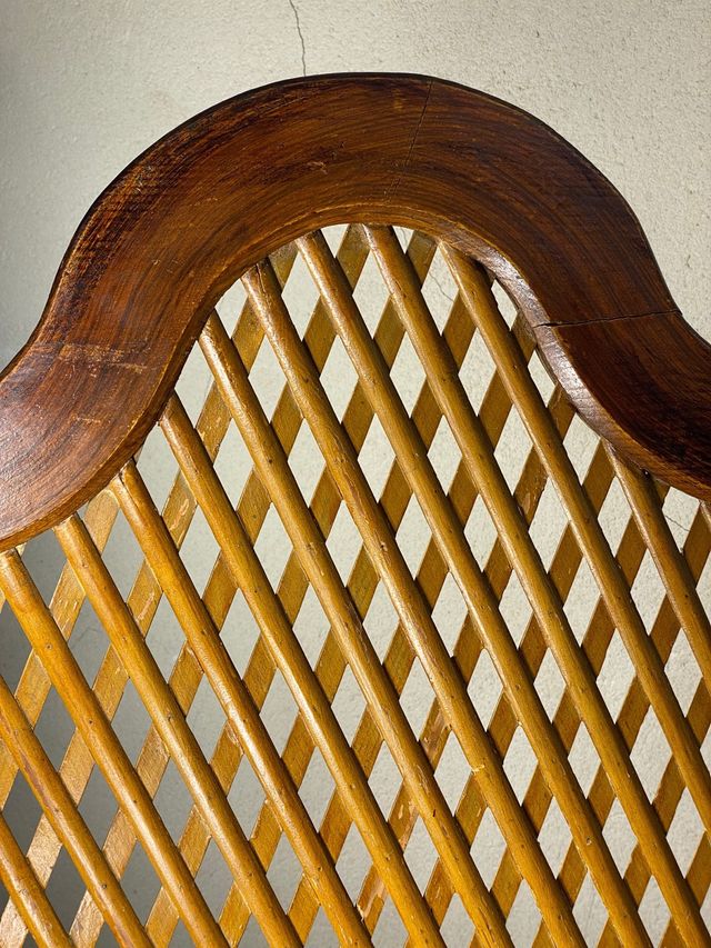 Puerta ventana antigua de confesionario