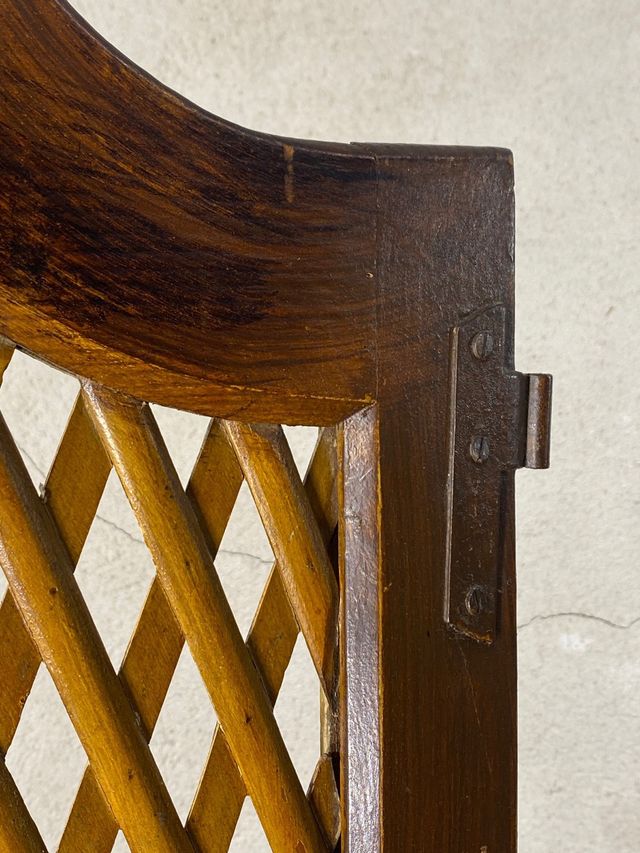 Puerta ventana antigua de confesionario