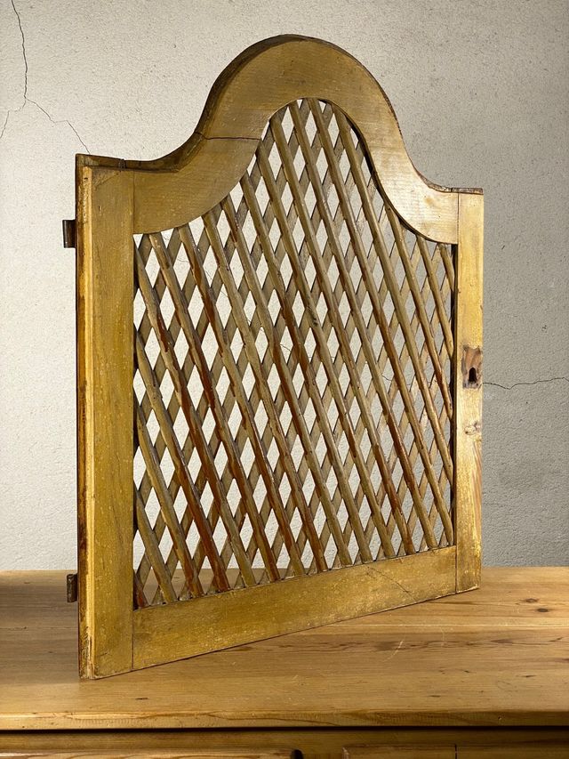 Puerta ventana antigua de confesionario